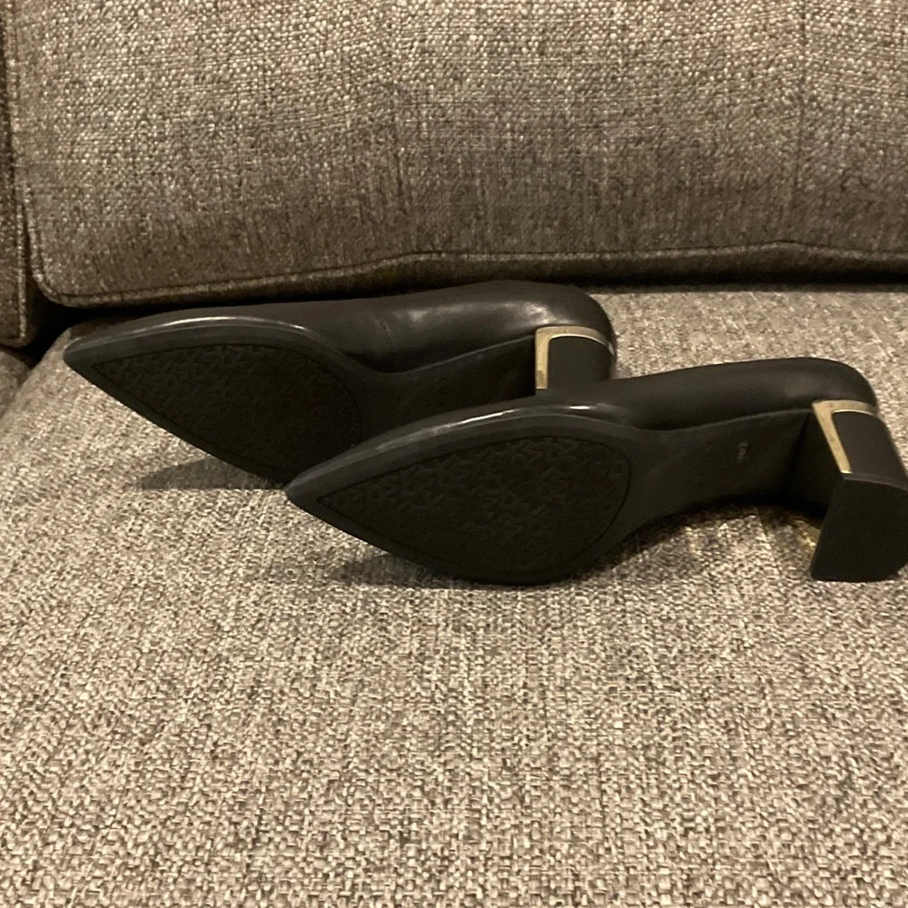 DKNY Women’s Black Leather Block Heels Size 7 Silver Logo on Heels - Picture 3 of 11